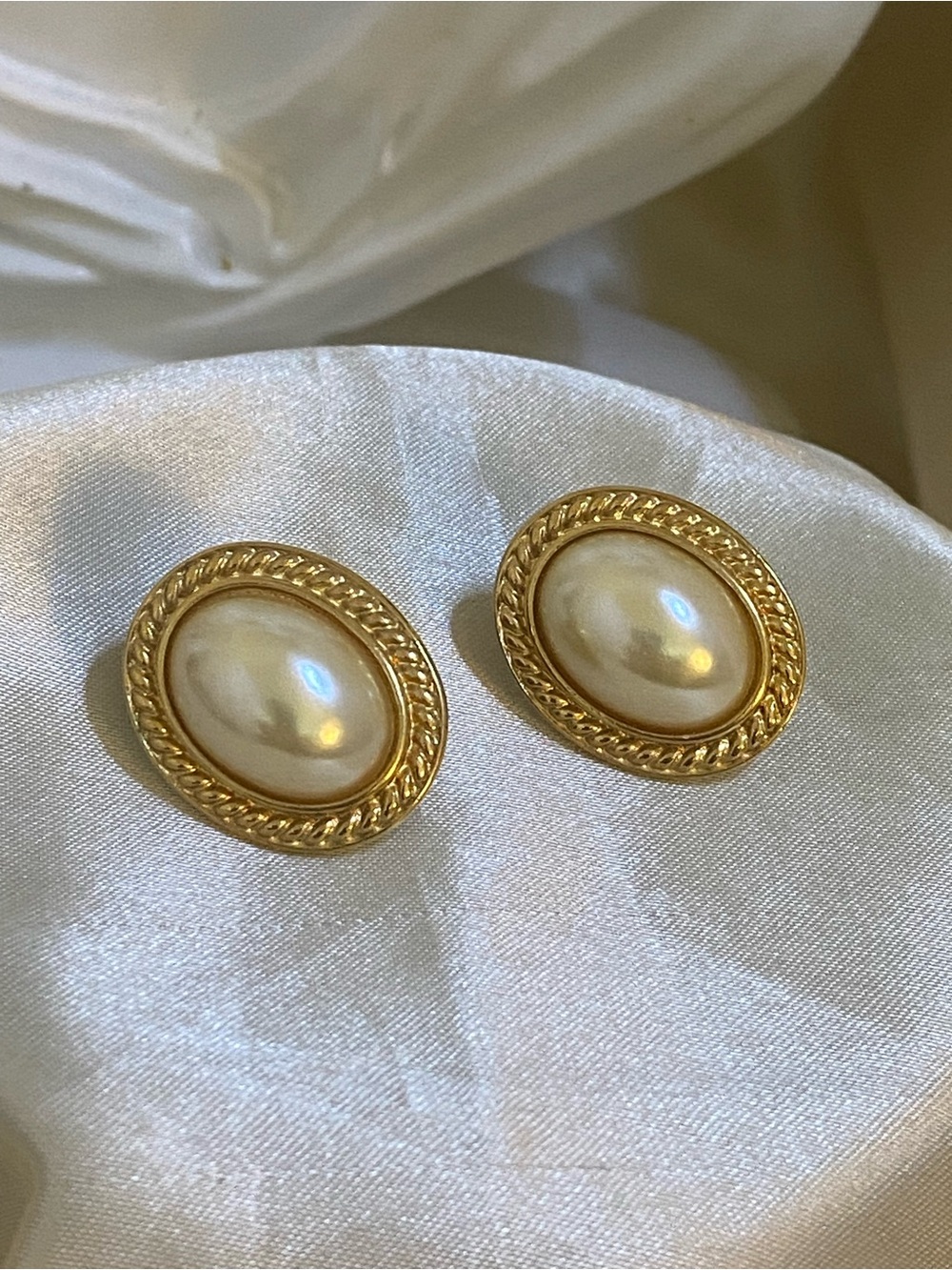 Vintage Sarah Coventry Rope Frame Faux Pearl Oval Pierced Earrings Gold Tone